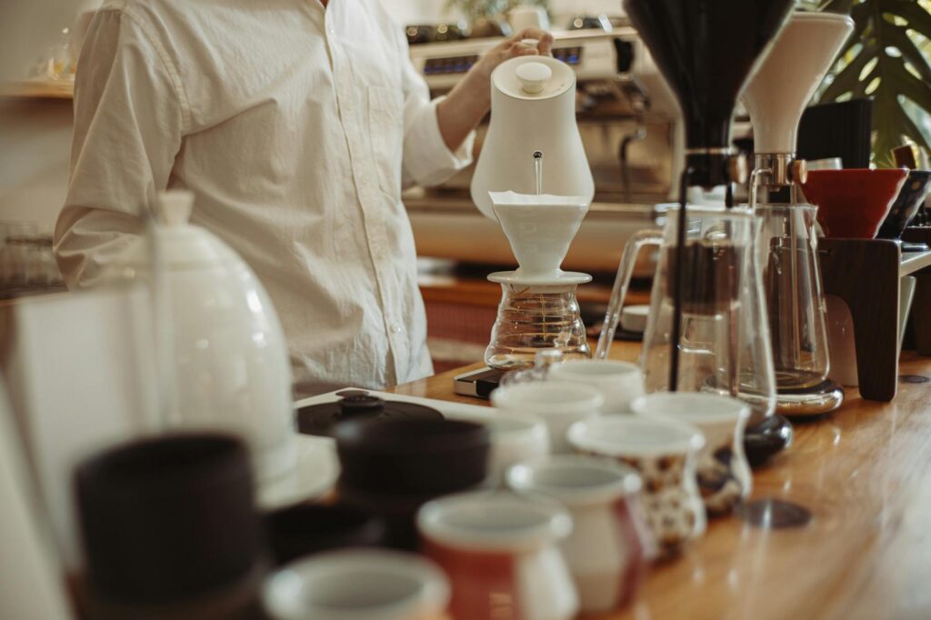barista brewing fresh coffee in cafe setting